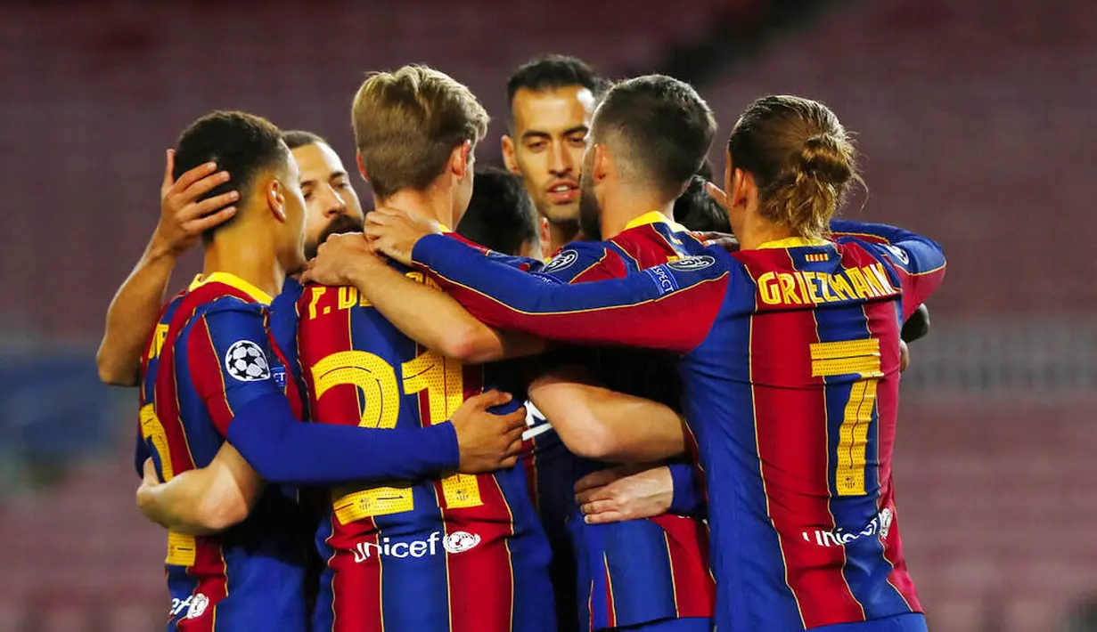 Para pemain Barcelona merayakan gol yang dicetak oleh Lionel Messi ke gawang Dynamo Kiev pada laga Liga Champions di Stadion Camp Nou, Kamis (5/11/2020). Barcelona menang dengan skor 2-1. (AP/Joan Monfort)