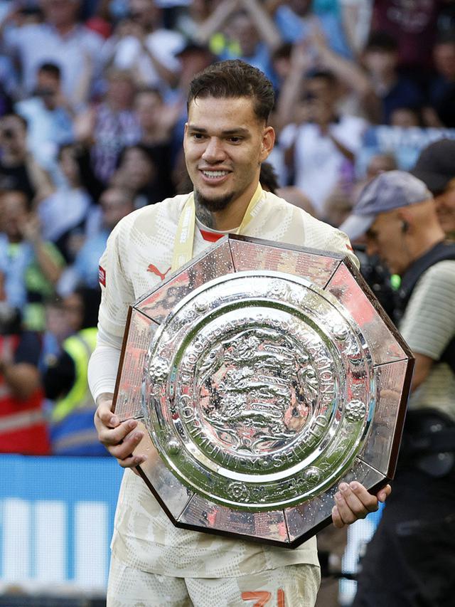 Kiper Manchester City, Ederson.