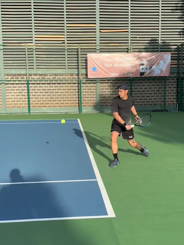 Satu Tim dengan Enzy Storia, Ini 7 Potret Dion Wiyoko Latihan Tenis