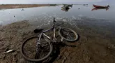 Sebuah sepeda yang ditinggalkan terlihat 200 meter dari jalan setapak, di mana dulunya terdapat air di Danau Chapala, di Chapala, Negara Bagian Jalisco, Meksiko, pada 6 Juni 2024. (Ulises Ruiz / AFP)