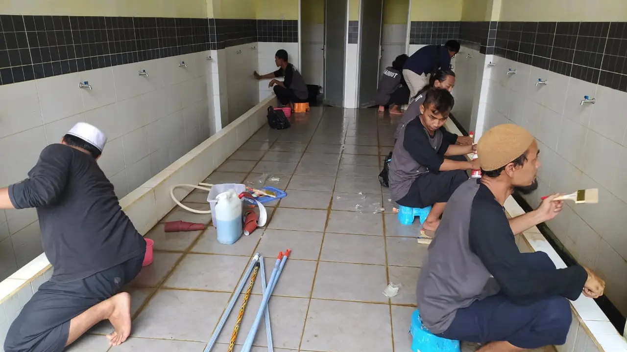 Sesuai dengan tugasnya, beberapa anggota komunitas nampak tengah membersihkan tempat wudlu dan kamar mandi masjid Agung Sirotul Jannah, Cikelet, Garut