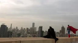 Dua orang pria mengenakan kostum Batman dan Superman saat sesi pemotretan di Lebanon (23/3). Fenomena Batman vs Superman menjadi perhatian para pecinta superhero karena film terbarunya yang muncul. (PATRICK BAZ / AFP)