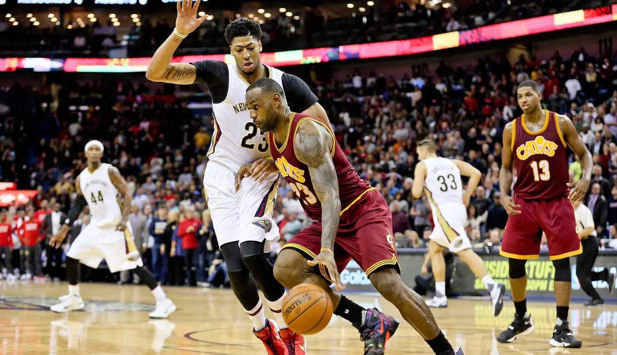 Pemain Cleveland Cavaliers,  LeBron James (23) mencoba melewati hadangan pemain New Orleans Pelicans, Anthony Davis (23) pada lanjutan NBA di Smoothie King Center, New Orleans, Sabtu (5/12/2015). WIB. (Reuters/Derick E. Hingle)