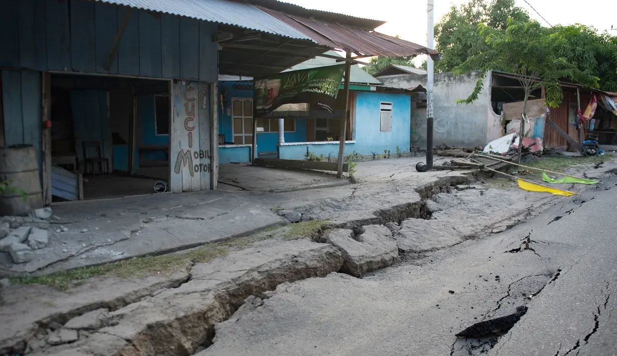 Kondisi jalanan yang retak setelah gempa bumi dan tsunami yang kuat melanda Kota Palu di Sulawesi Tengah, Sabtu (29/9). Dampak dari bencana tersebut melulunlantakkan bangunan dan mengakibatkan ratusan jiwa meninggal dunia. (AFP/Bay ISMOYO)