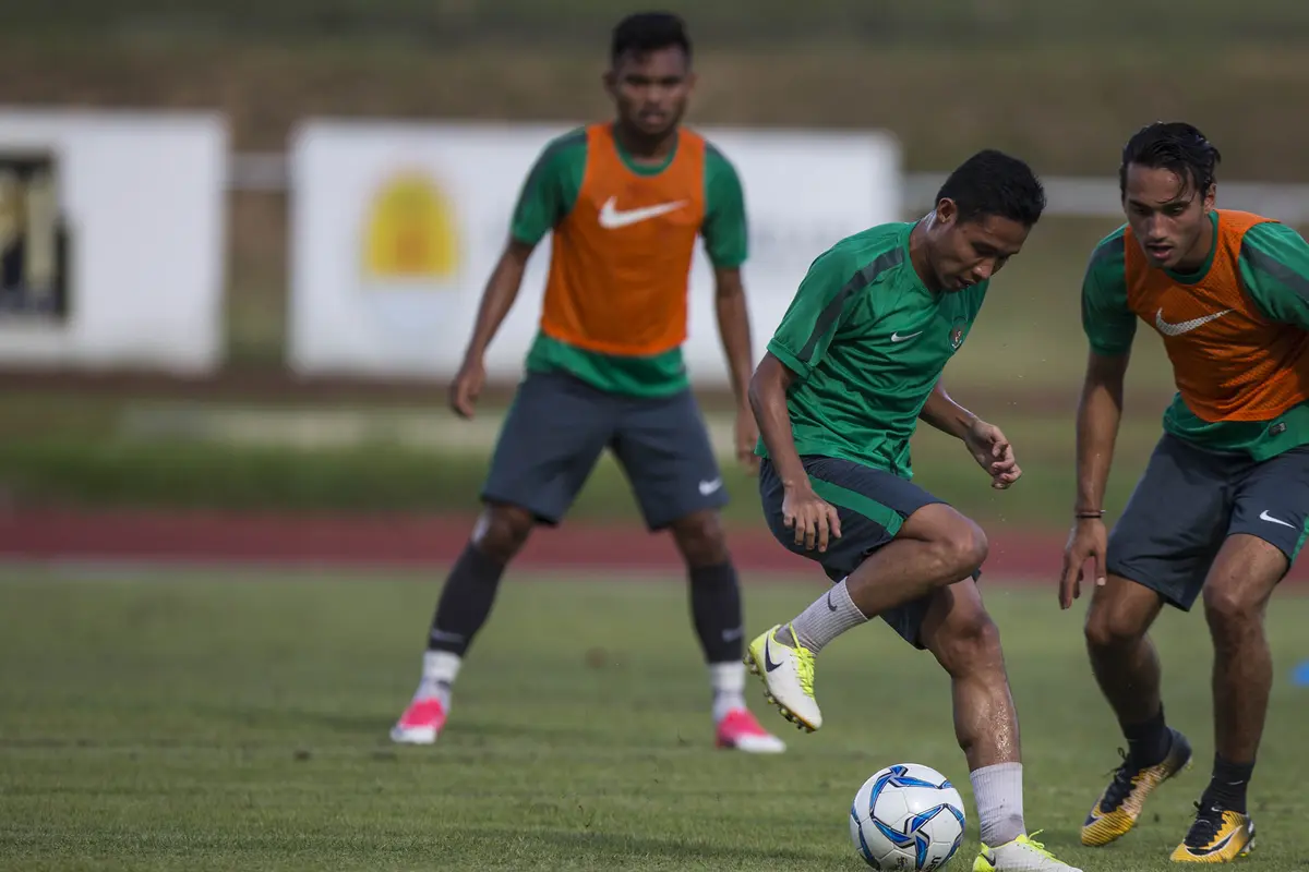 Evan Dimas dan Ezra Walian