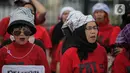 Aksi sejumlah Koalisi Sipil Untuk UU Perlindungan PRT di depan Gedung DPR, Jakarta, Rabu (15/7/2023). Dalam aksinya, pendemo yang sebagian besar ibu-ibu ini juga membawa spanduk dan poster berisi tuntutan mereka. (Liputan6.com/Faizal Fanani)