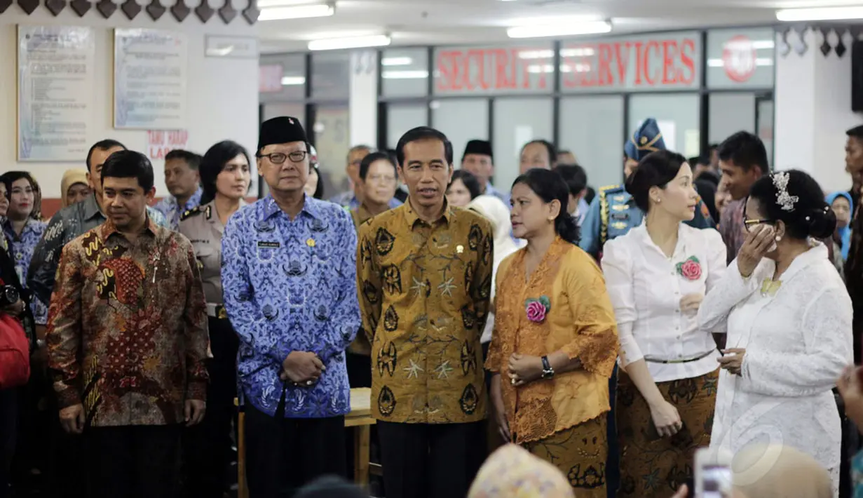 Bersama Mendagri, Tjahyo Kumolo dan Yuddy Chrisnandi (MenPAN-RB), Presiden RI, Joko Widodo (tengah) menyaksikan tes kesehatan saat puncak Peringatan Hari Ibu ke-86 di Gelanggang Olahraga Ciracas, Jakarta, Senin (22/12/2014). (Liputan6.com/Faizal Fanani)