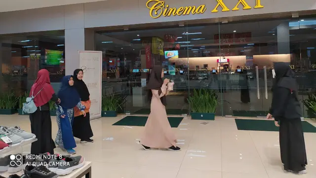Beberapa remaja tengah menunggu di depan cinema XXI Garut, untuk menyaksikan pemutaran film terbaru