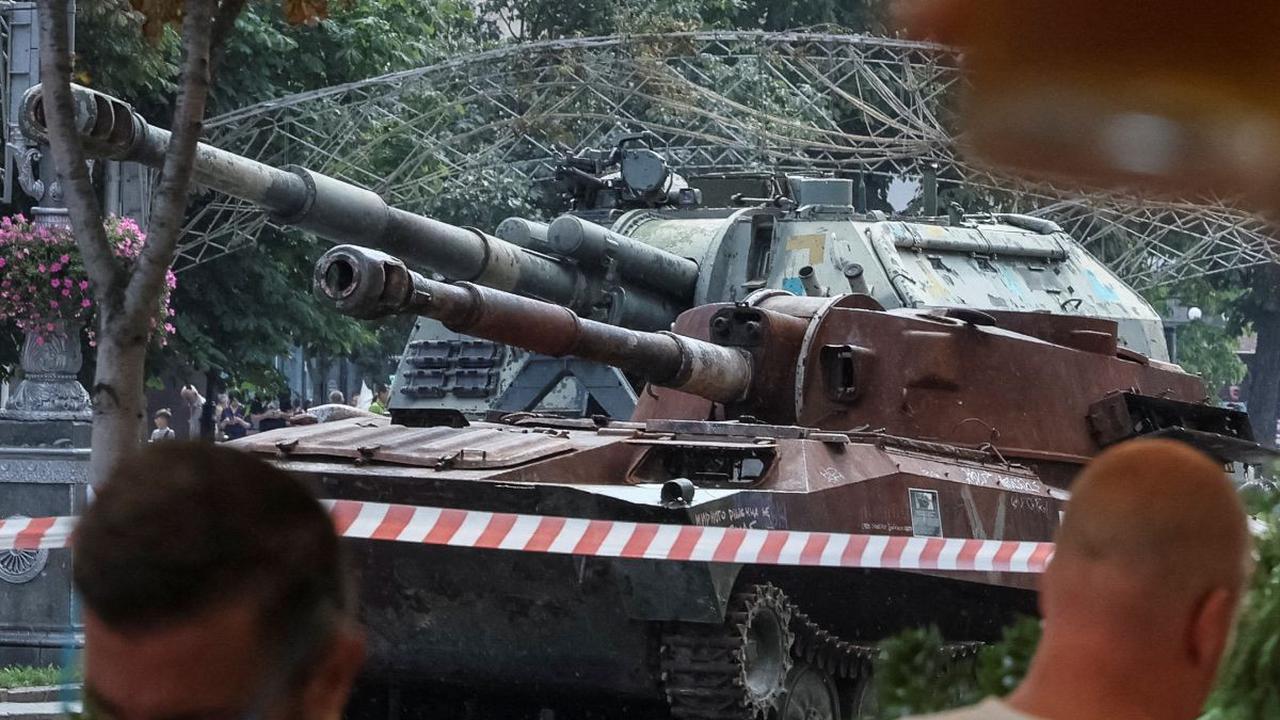 Untuk tahun ini, Ukraina memajang setidaknya ada sebanyak 15 unit peralatan militer Rusia yang hancur di jalan tersebut.