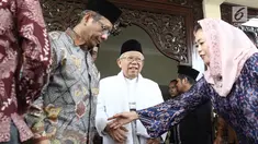 Cawapres nomor urut 01 Ma'ruf Amin ditemani anak Gus Dur, Yenny Wahid dan mantan ketua MK Mahfud MD usai bertemu istri Gus Dur, Sinta Nuriyah di Ciganjur, Jakarta, Rabu (26/9). Pertemuan tersebut dalam rangka silaturahmi. (Liputan6.com/Herman Zakharia)