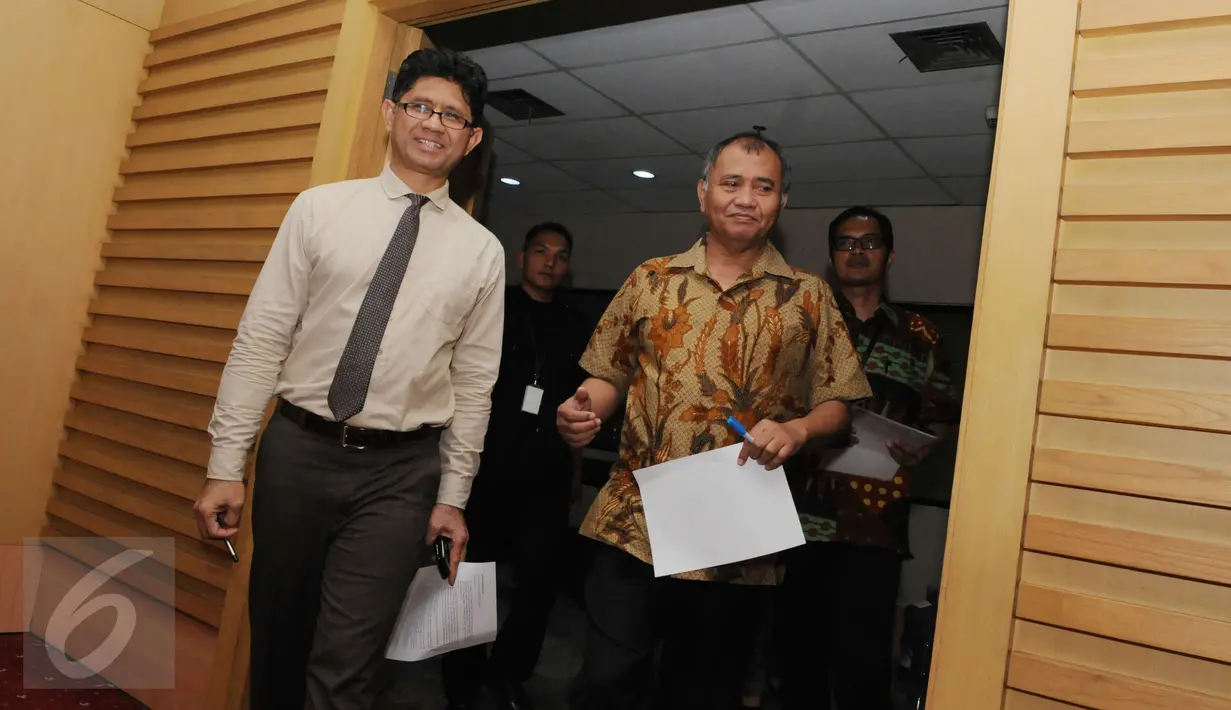 Wakil Ketua KPK Laode Syarief (kiri) dan Ketua KPK Agus Rahardjo bersiap memberi keterangan terkait Operasi Tangkap Tangan (OTT) Deputi Badan Keamanan Laut (Bakamla) Eko Susilo Hadi, di Gedung KPK, Jakarta, Kamis (15/12). (Liputan6.com/Helmi Afandi)