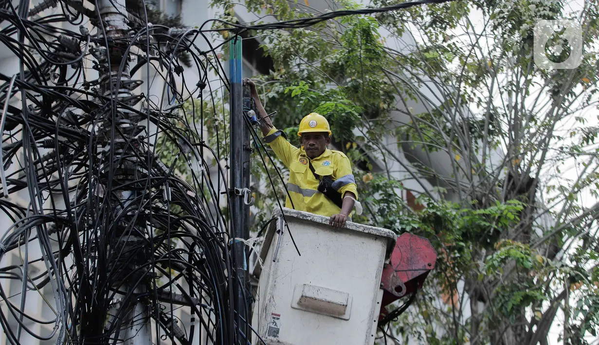 Dan mencabut tiang yang berada di sepanjang Jalan Haji Agus Salim. (Liputan6.com/Herman Zakharia)