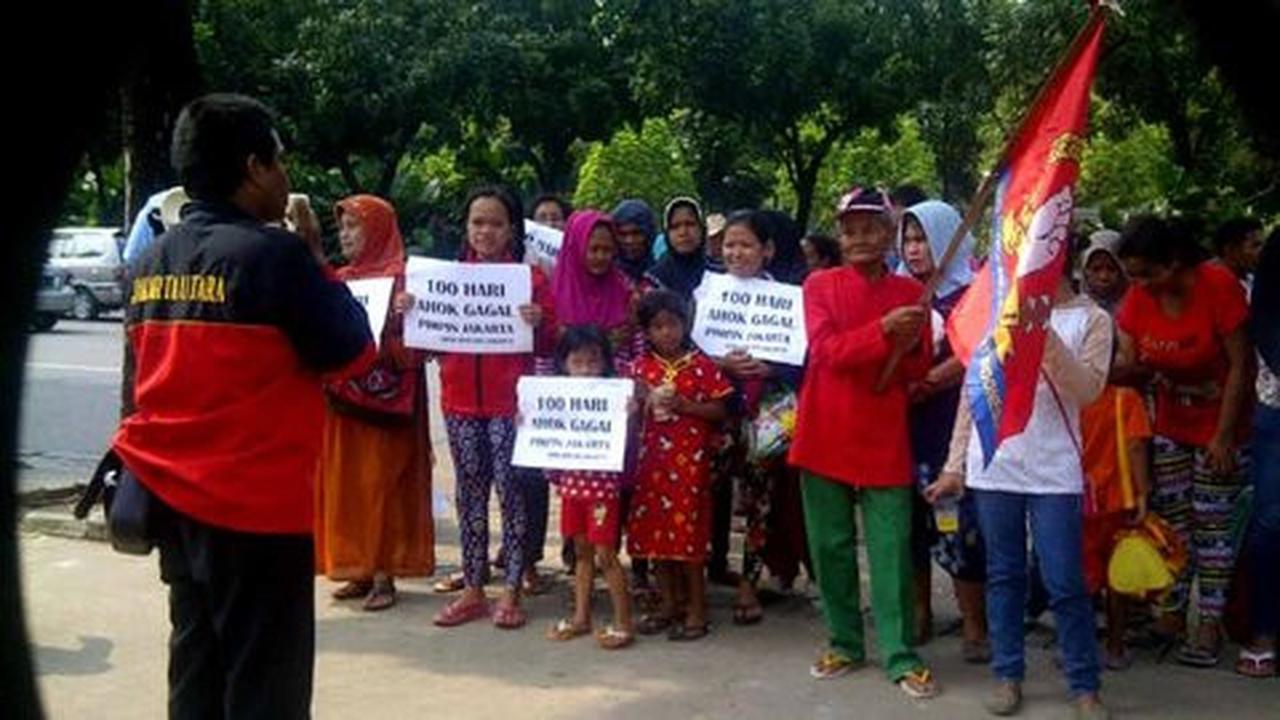 Telat salat, massa aksi ini mengaku rugi dua kali lipat