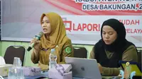 Pranata Humas Ahli Pertama Diskominfo Kaltim, Mardiasih, saat memaparkan soal aplikasi kanal aduan publik SP$N-LAPOR! ke warga Desa Bakungan, Kabupaten Kutai Kartanegara.