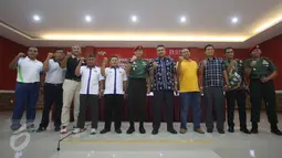Wakil Komandan Grup-3 Kopassus Letnal Kolonel Inf Ahmad Fikri Musmar foto bersama usai memberi keterangan pers terkait kegiatan Danjen Kopassus - BNI Open Volley Ball Tournament, Jakarta Timur, Jumat (31/3). (Liputan6.com/Immanuel Antonius)