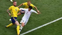 Penyerang Korsel Son Heung-min (tengah) dijaga duo Swedia, Pontus Jansson (kiri) dan Sebastian Larsson pada laga Grup F Piala Dunia 2018 di Nizhny Novgorod, Senin (18/6/2018).  (AFP/Dimitar Dilkoff)