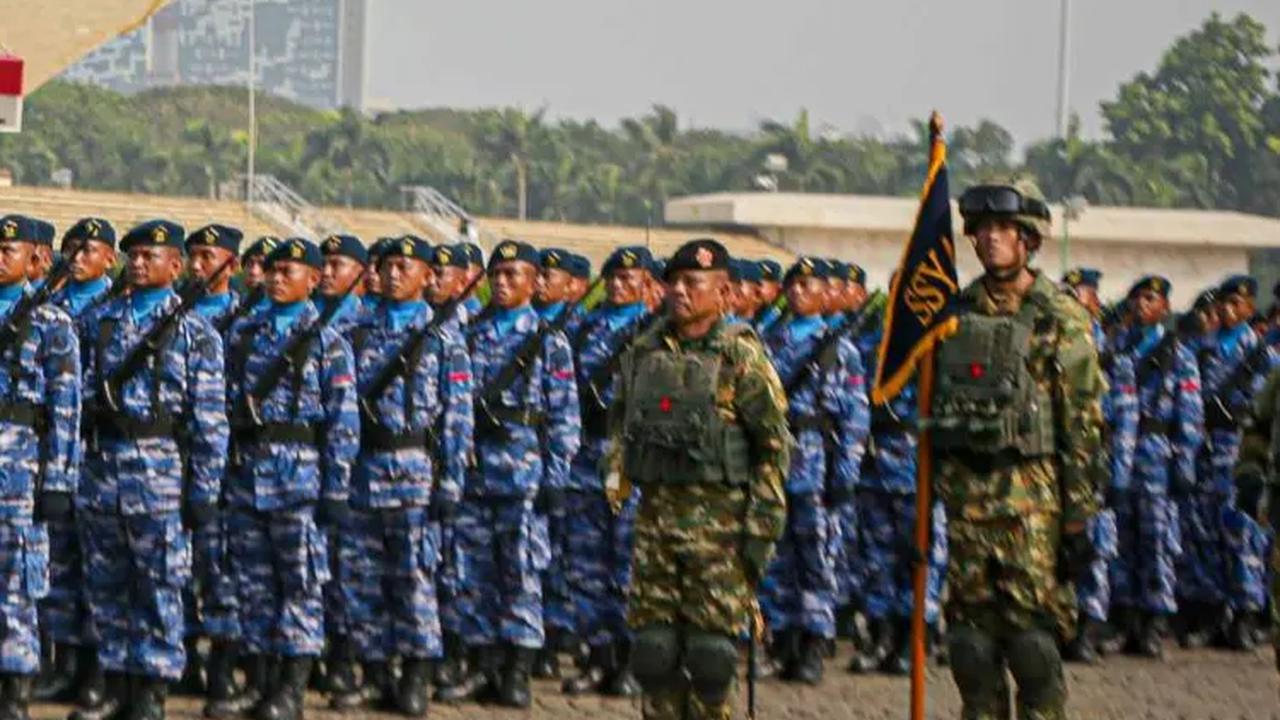 VIDEO: Akmil TNI Beraksi Beri Penghormatan Jokowi, Tongkat Diputar Angin Kencang Benda Berterbangan