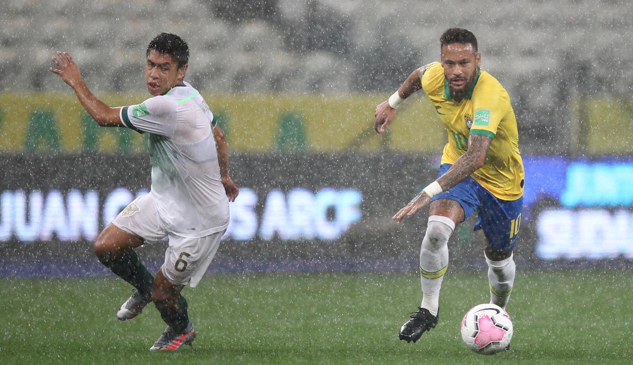 Penyerang Brasil, Neymar, mengejar bola saat menghadapi Bolivia pada laga kualifikasi Piala Dunia 2020 di Corinthians Arena, Sabtu (10/10/2020) pagi WIB. Brasil menang 5-0 atas Bolivia. (AFP/Buda Mendes/pool)