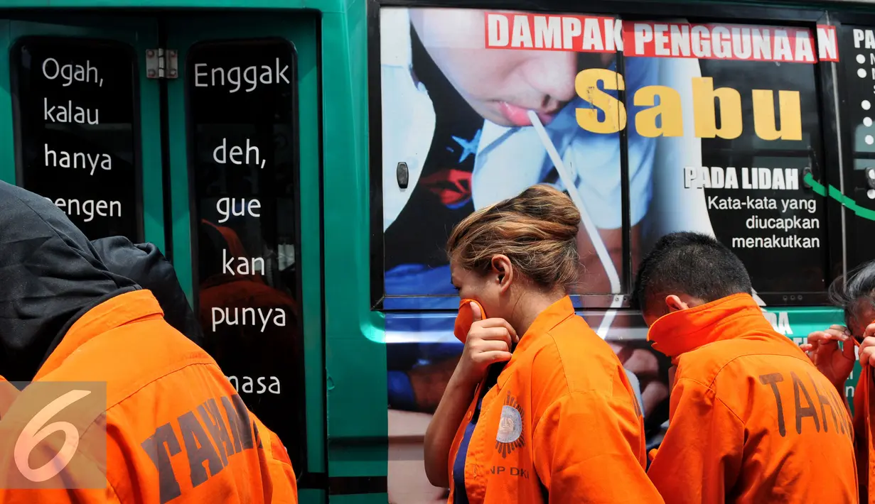 Sejumlah tersangka digiring keluar saat rilis pengungkapan narkotika jenis sabu dan ekstasi jaringan internasional di Polda Metro Jaya, Jakarta, Rabu (9/9/2015). Polisi  amankan barang bukti narkoba senilai Rp 174.500.000. (Liputan6.com/Andrian M Tunay)