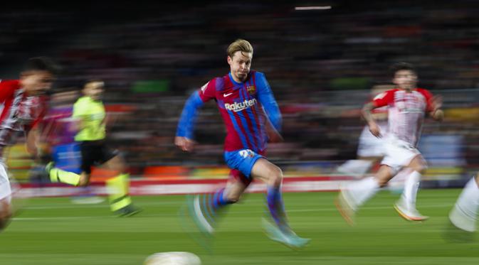 Gelandang Barcelona, Frenkie de Jong mengejar bola saat bertanding melawan Athletic Bilbao selama pertandingan La Liga Spanyol di di stadion Camp Nou di Barcelona, Spanyol, Senin (28/2/2022). Barcelona menang telak atas Atletico Bilbao 4-0. (AP Photo/Joan Monfort)
