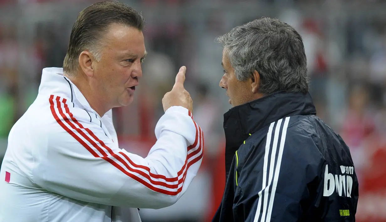 Louis van Gaal dan Jose Mourinho (AFP PHOTO / Christof Stache