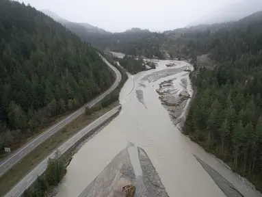 Foto udara kerusakan yang disebabkan hujan lebat dan tanah longsor terlihat di sepanjang Coquihalla Highway dekat Hope, British Columbia, Kanada, Kamis (18/11/2021). Hujan dan tanah longsor di provinsi British Columbia menyebabkan banjir besar. (Jonathan Hayward/The Canadian Press via AP)