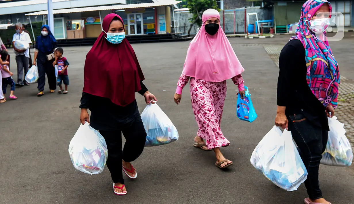 Warga seusai mengambil paket sembako di di Studio 5 Indosiar, Jakarta Barat, Rabu (19/10/20). Dalam rangka HUT ke-30, PT Adaro bekerja sama dengan Yayasan Pundi Amal Peduli Kasih (YPP), Indosiar dan SCTV memberikan 30.000 paket sembako kepada masyarakat seluruh Indonesia. (Liputan6.com/Angga Yuniar)
