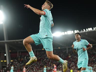 Pemain Barcelona, Fermin Lopez, melakukan selebrasi setelah mencetak gol ke gawang Almeria dalam laga jornada 36 La Liga di Power Horse Stadium, Jumat (17/5/2024). Barca menang dua gol tanpa balas. (AP Photo/Jose Breton)