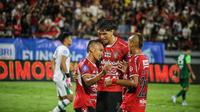 Momen gol Irfan Jaya ke gawang Persebaya Surabaya dalam pekan ke-17 BRI Liga 1 2024/2025 di Stadion Kapten I Wayan Dipta, Gianyar, Sabtu (28/12/2024). Dalam pelukan rekan-rekan setimnya, Irfan Jaya, menolak untuk berselebrasi. Bali United menang 2-0 atas Persebaya. (Bola.com/Alit Binawan)