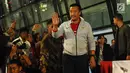 Menpora Imam Nahrawi menyapa wartawan di Bandara Soekarno Hatta, Tangerang, Rabu (27/2). Timnas Indonesia U-22 tiba di tanah air dengan sambutan meriah usai menjuarai Piala AFF U-22 2019 di Kamboja. (Liputan6.com/Herman Zakharia)