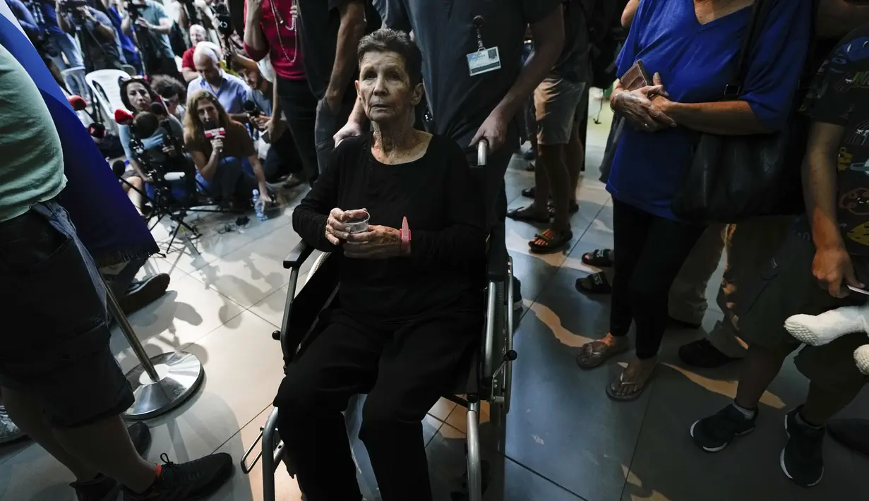 Sambil duduk di kursi roda, dia mengatakan kepada wartawan bahwa Hamas menyediakan dokter dan paramedis lain. Ada pula penjaga yang menjaga mereka. (AP Photo/Ariel Schalit)