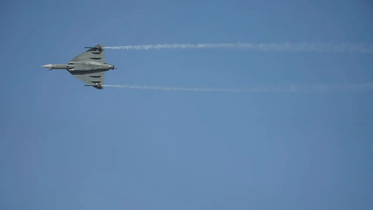 Pesawat HAL Tejas milik India saat melakukan demonstrasi beberapa saat sebelum jatuh di Dubai Air Show di Bandara Internasional Al Maktoum, Dubai World Central, Dubai, Uni Emirat Arab, Jumat (21/11/2025).