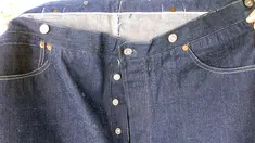 Foto tanpa tanggal disediakan oleh Daniel Buck Auctions menunjukkan bagian dari sepasang  celana jeans yang diproduksi oleh Levi Strauss & Co. Celana jeans berusia 125 tahun tersebut terjual hampir US $ 100.000 atau sekitar Rp 10 Miliar. (AP Photo)