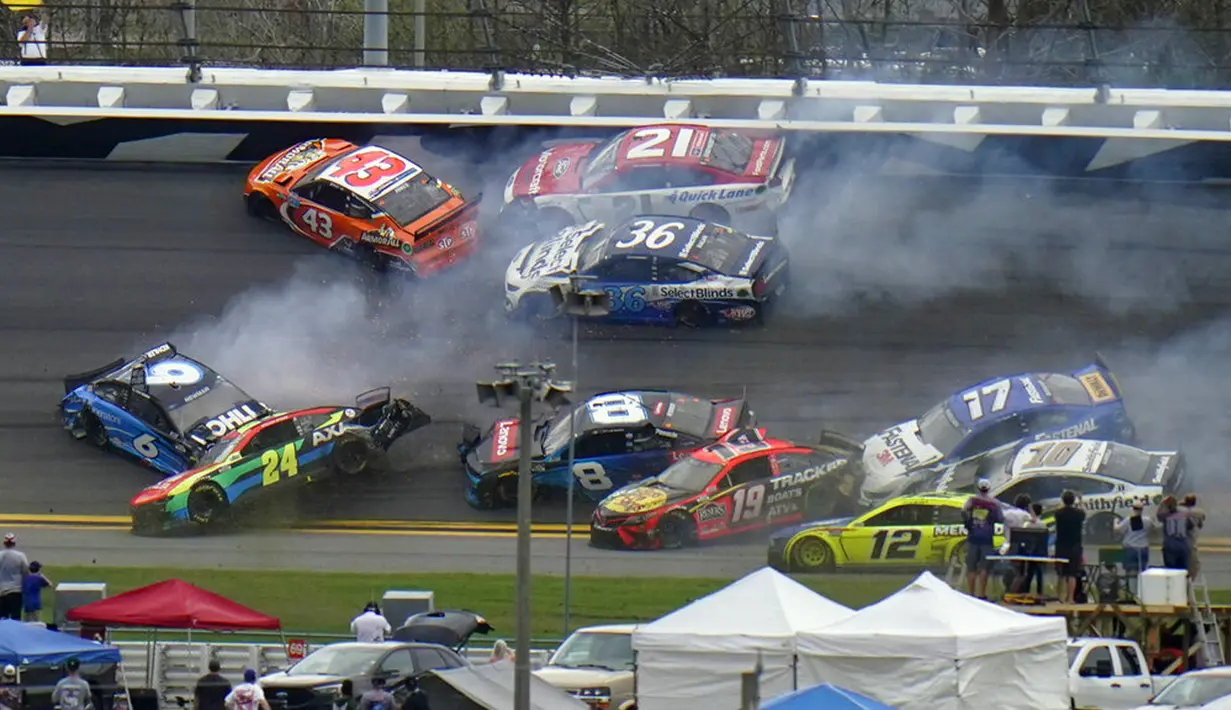 Sejumlah mobil saling bertabrakan pada lap ke-14 balapan NASCAR Daytona 500 di Daytona International Speedway, Pantai Daytona, Florida, Amerika Serikat, Minggu (14/2/2021). Sebanyak 16 mobil bertumpuk dalam kecelakaan tersebut. (AP Photo/Chris O'Meara)