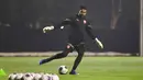 Kiper Timnas Bahrain, Ebrahim Lutfalla melakukan sesi latihan perdana di Lapangan A, Senayan, Jakarta pada Sabtu (22/03/2025) WIB malam.