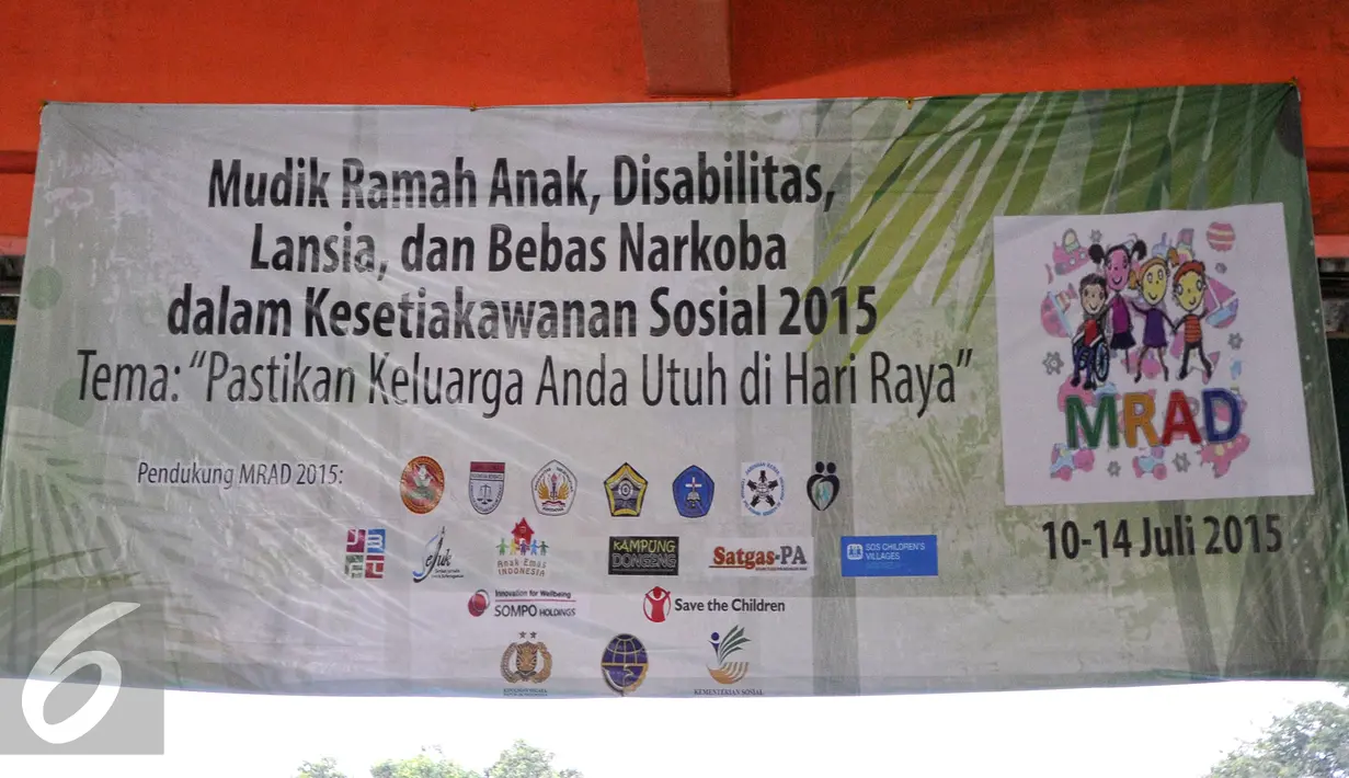 Sebuah spanduk tentang Program Mudik Ramah Anak, Disabilitas (MRAD) 2015 terpasang di terminal Kampung Rambutan, Jakarta, Jumat (10/7/2015).  Kak Seto dan tim menghibur anak-anak para pemudik sebelum berangkat (Liputan6.com/Yoppy Renato)
