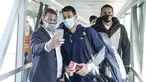 Seseorang berswafoto dengan petenis Serbia Novak Djokovic setibanya di Beograd, Senin (17/1/2022). Djokovic tiba di ibu kota Serbia setelah dideportasi Australia usai kalah dalam upaya tinggal di negara itu untuk mempertahankan gelar Australia Open meskipun tidak divaksinasi (AP Photo/Darko Bandic)
