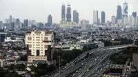 Suasana deretan gedung bertingkat dan perumahan padat penduduk di Jakarta, Sabtu (9/7/2022). Kementerian Keuangan mencatatkan realisasi Anggaran Pendapatan dan Belanja Negara (APBN) mengalami surplus sebesar Rp 73,6 triliun pada semester I/2022 atau mencapai 0,39 persen dari PDB. (Liputan6.com/Johan Tallo)