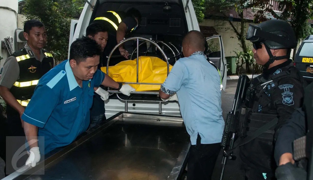 Pelaku berinisial YC ini dibawa dari RS Sartika Asih Bandung dalam kondisi tewas sekitar pukul 12.20 WIB tiba RS Polri Kramat Jati di Jakarta Timur, Senin (27/2). (Liputan6.com/Gempur M Surya)