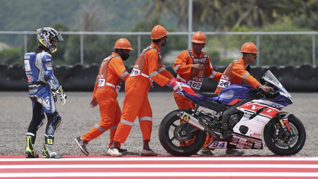 Foto: Jelang World Superbike Mandalika, Dari Santai di Pinggir Sirkuit Hingga Motor Mogok