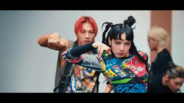 Taeyang Bigbang dan Lisa Blackpink dalam video performance lagu "Shoong"