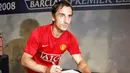Manchester United captain Gary Neville signs the Players Charter, a part of the Premier League’s support of the Respect Programme in football at a live link up with players from every Premier League team on August 12, 2008. AFP PHOTO/PAUL ELLIS 