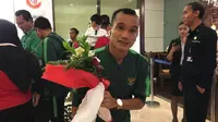 Pemain sayap Timnas Indonesia, Riko Simanjuntak, mendapatkan karangan bunga setelah menghadapi Filipina di Stadion Utama Gelora Bung Karno, Senayan, Jakarta, Minggu (25/11/2018). (Bola.com/Benediktus Gerendo Pradigdo)