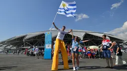 Aksi suporter Uruguay jelang laga antara Uruguay menghadapi Rusia dalam penyisihan Grup A Piala Dunia 2018 di Samara Arena, Samara, Rusia, Senin (25/6). (EMMANUEL DUNAND/AFP)