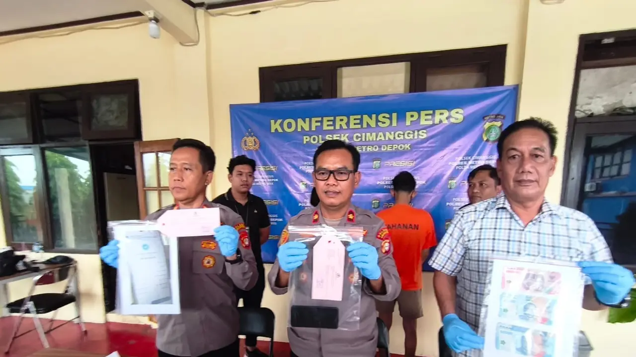 Kapolsek Cimanggis, Kompol Jupriono memperlihatkan barang bukti penipuan dilakukan pasutri di Depok.