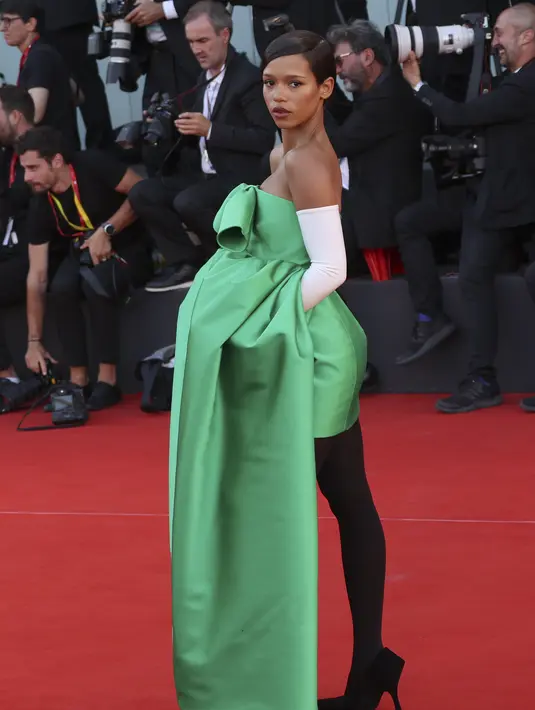 Taylor Russell berpose untuk fotografer setibanya di pemutaran perdana film 'Bones and All' selama Venice Film Festival ke-79 di Venesia, Italia (2/9/2022). (Photo by Joel C Ryan/Invision/AP)
