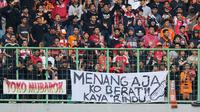Suporter Persija Jakarta memasang spanduk saat pertandingan melawan PSIS Semarang pada laga Liga 1 di Stadion Patriot, Bekasi, Minggu (15/9). Pemasangan spanduk tersebut merupakan protes atas hasil buruk Persija di Liga 1 Indonesia (Bola.com/M Iqbal Ichsan)