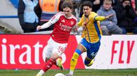 Pemain Arsenal, Max Dowman (kiri), berebut bola dengan pemain Mansfield Town, George Abbott, dalam pertandingan FA Cup di One Call Stadium, Inggris, Sabtu (7/3/2026) malam WIB. (AP Photo/Dave Thompson)