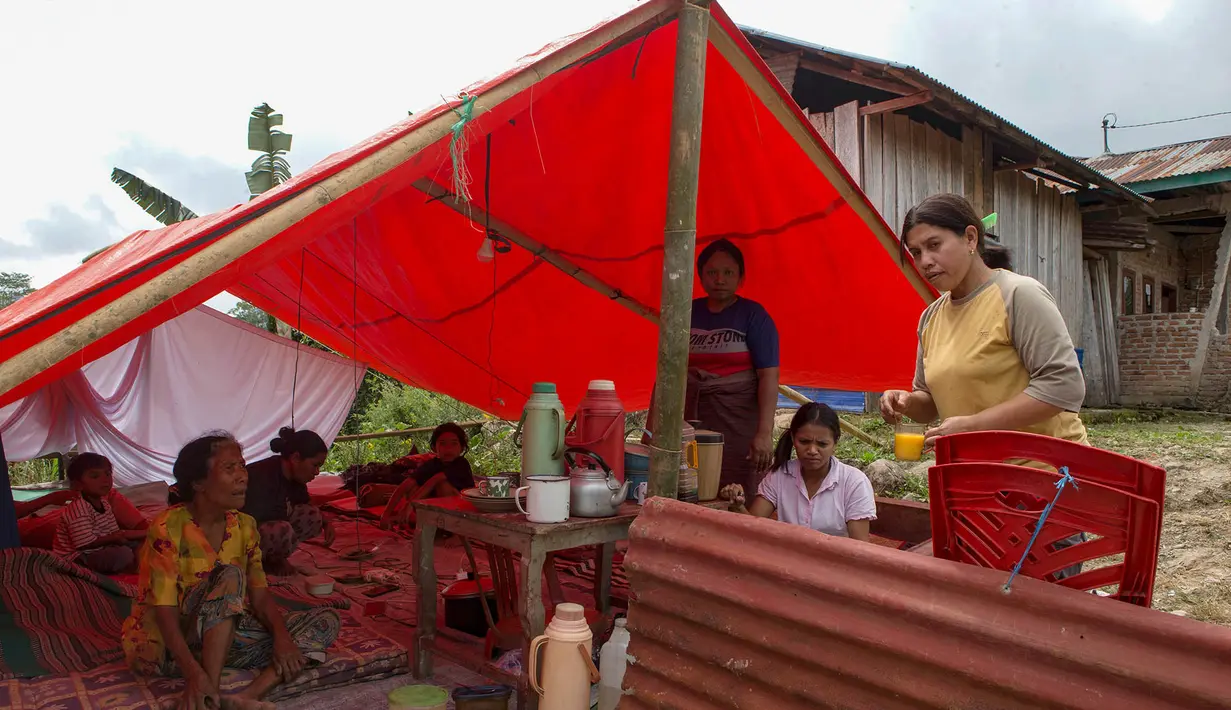 Warga tinggal di tenda darurat di tengah kekhawatiran akan gempa susulan setelah gempa bumi melanda Lembor, Provinsi Nusa Tenggara Timur, Indonesia, pada hari Minggu, 16 Agustus 2026. (Foto AP/Firdia Lisnawati)
