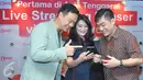 Sean Tham, Revie Sylviana dan Yudis Tjoe saat peluncuran online streaming iShow konser Aliando Syarief, Jakarta, Selasa (22/12/2015). (Liputan6.com/Gempur M Surya)